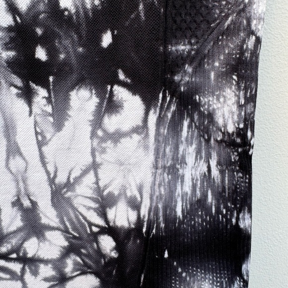 Peach leggings with compression at waist and sides. Size M. Black & white marble - Picture 3 of 7